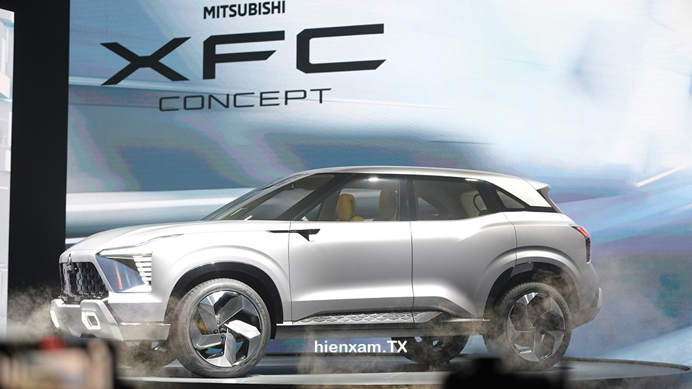 Mitsubishi XFC Concept kh&ocirc;ng c&oacute; gương chiếu hậu truyền thống m&agrave; thay v&agrave;o đ&oacute; l&agrave; camera kỹ thuật số.