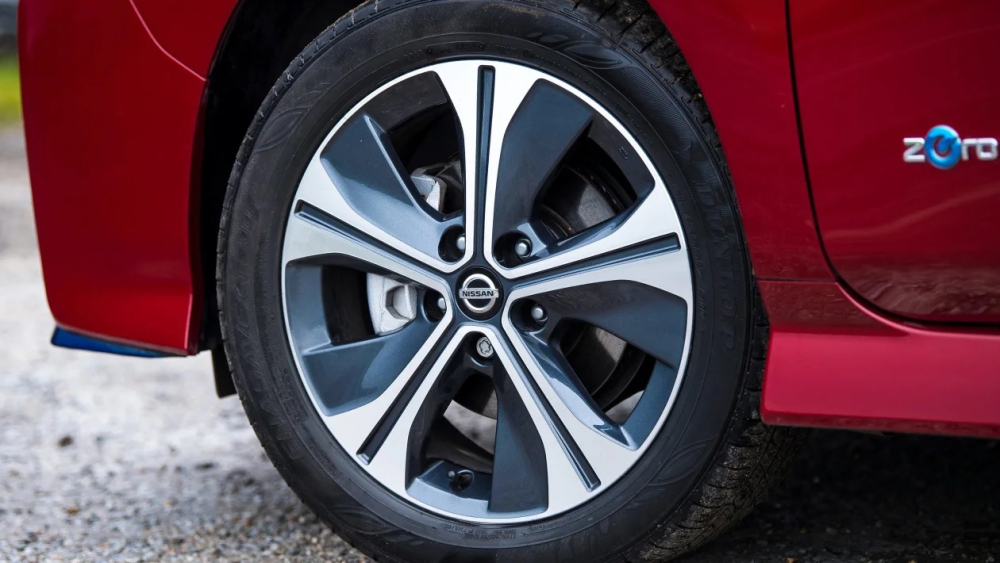 Tuy c&oacute; hệ thống phanh t&aacute;i sinh năng lượng nhưng xe hybrid v&agrave; &ocirc; t&ocirc; điện vẫn cần d&ugrave;ng phanh ma s&aacute;t truyền thống