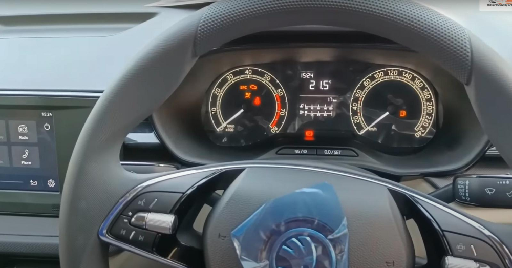 Bảng đồng hồ với màn hình đa thông tin ở giữa của Skoda Slavia bản tiêu chuẩn Bảng đồng hồ với màn hình đa thông tin ở giữa của Skoda Slavia bản tiêu chuẩn