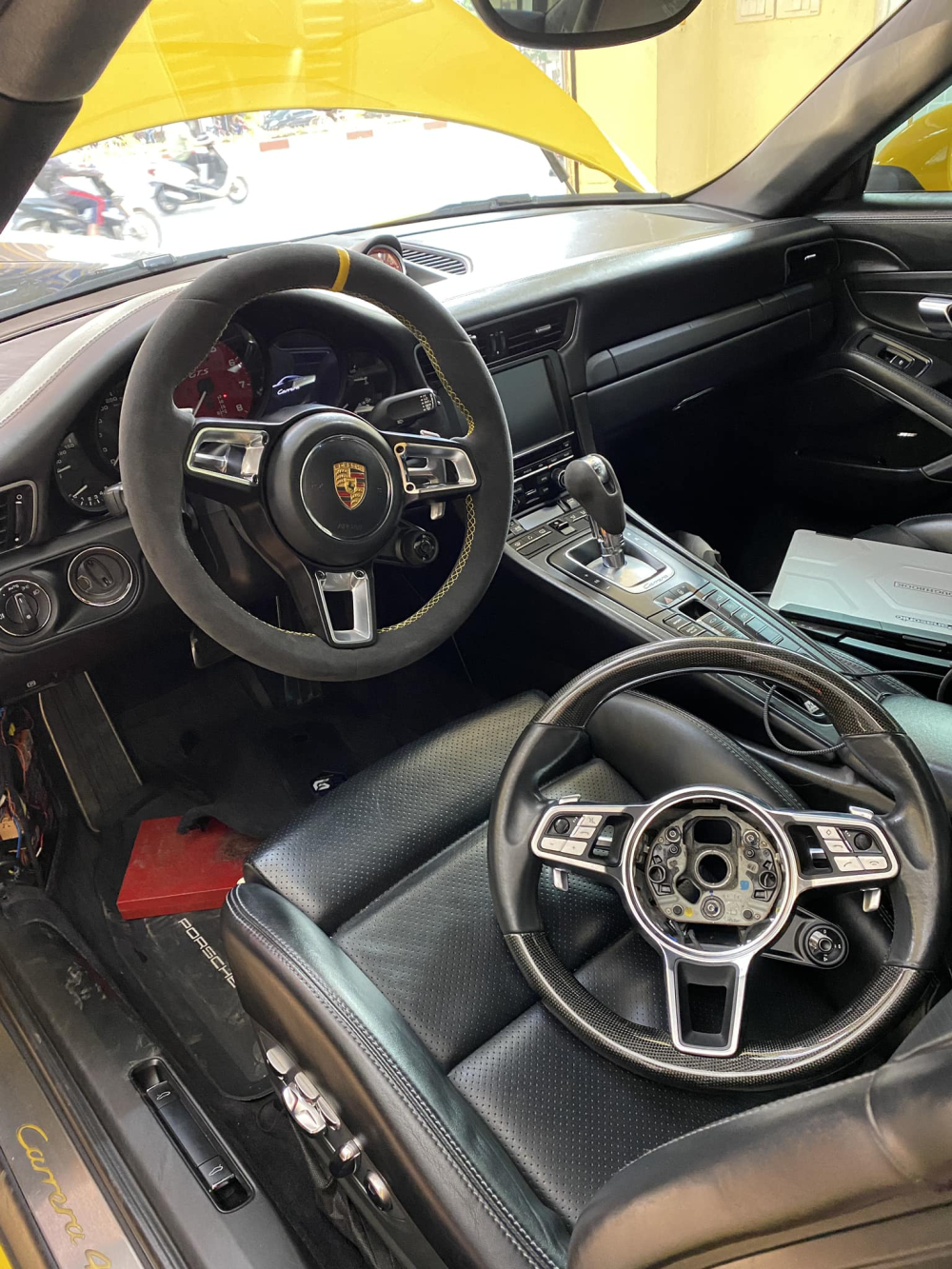 V&agrave; v&ocirc; lăng bọc da Alcantara, thay cho v&ocirc; lăng cũ đ&atilde; th&aacute;o ra, để tr&ecirc;n ghế