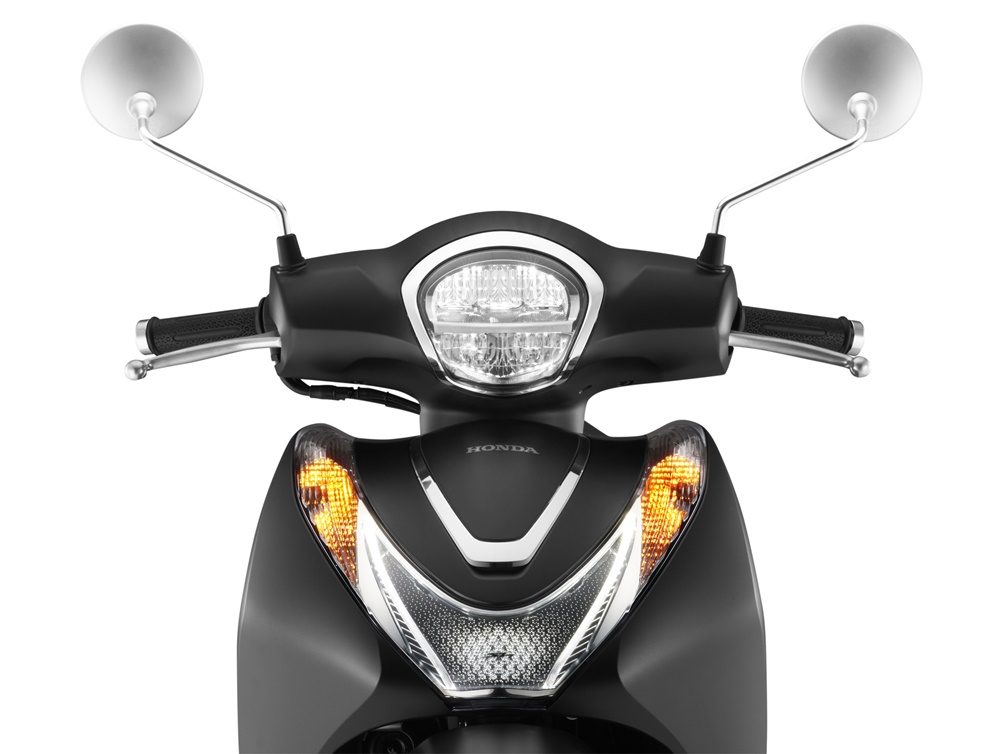 Cụm đèn trước sử dụng công nghệ LED hiện đại.