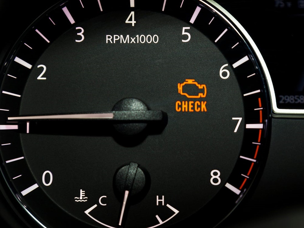 Khi thấy đèn check engine trên táp-lô sáng sau khi khởi động và vận hành thì nên mang xe đến xưởng sửa chữa để kiểm tra.