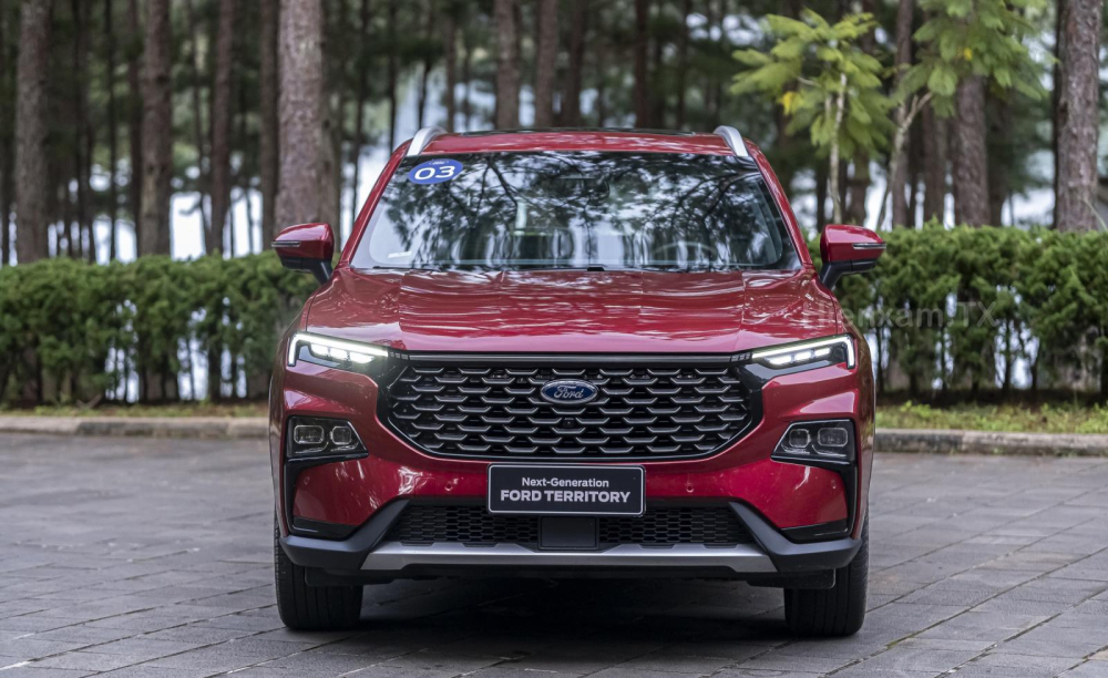 Hệ thống treo v&agrave; phản hồi v&ocirc; lăng của Ford Territory kh&aacute; trung t&iacute;nh,&nbsp;gi&uacute;p người l&aacute;i xe dễ d&agrave;ng điều khiển chiếc xe