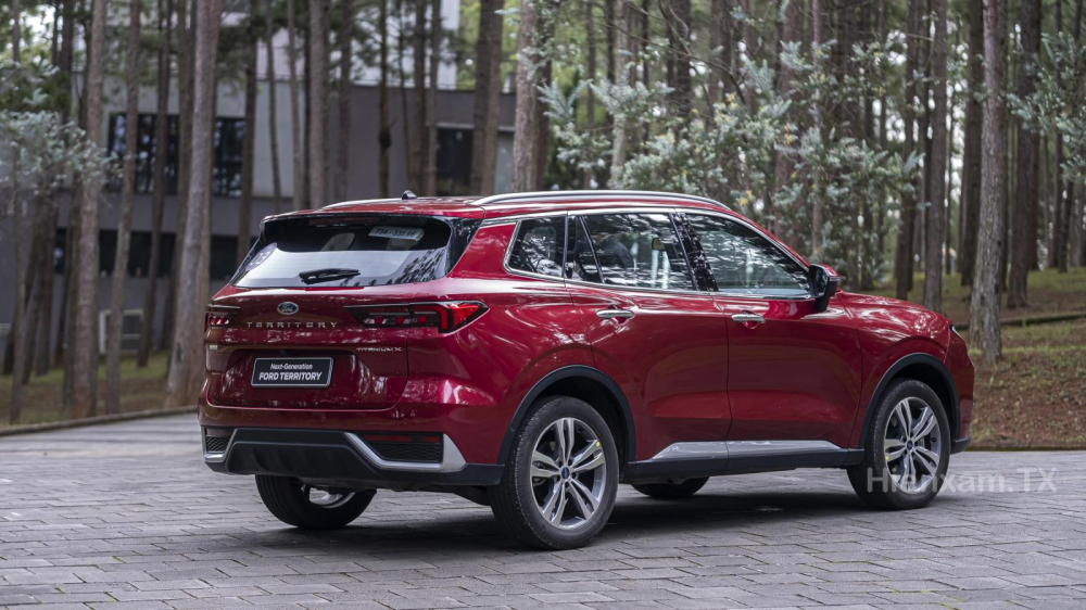 Kh&ocirc;ng chỉ c&oacute; cảm gi&aacute;c l&aacute;i h&agrave;i ho&agrave;, nhiều c&ocirc;ng nghệ an to&agrave;n m&agrave; gi&aacute; b&aacute;n của Ford Territory cũng rất hợp l&yacute; nếu so với c&aacute;c đối thủ c&ugrave;ng ph&acirc;n kh&uacute;c.
