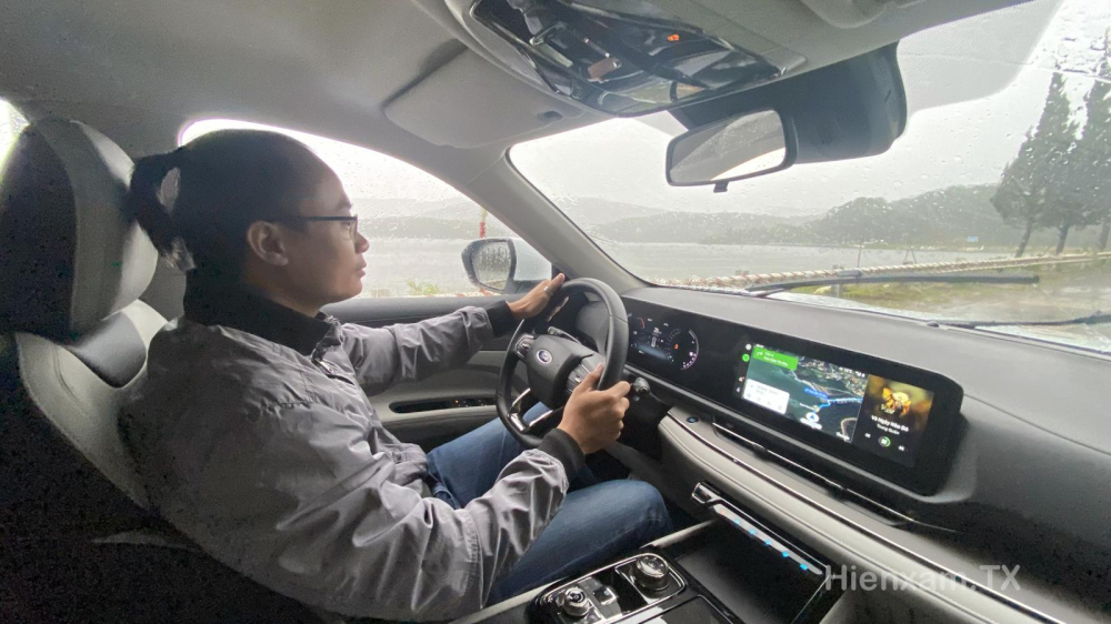 Ford Territory mang đến cảm gi&aacute;c l&aacute;i &ecirc;m &aacute;i, mượt m&agrave; tr&ecirc;n đường bằng.