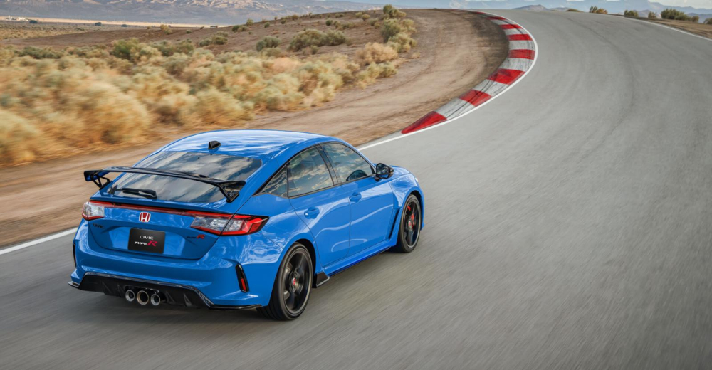 Ống xả 3 chụm và cánh gió đuôi lớn là điểm nhấn thu hút nhất ở phía đuôi xe Civic Type R. Ống xả 3 chụm và cánh gió đuôi lớn là điểm nhấn thu hút nhất ở phía đuôi xe Civic Type R.
