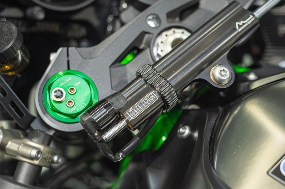  Bên cạnh đó, Kawasaki Ninja H2R còn có màn hình thông minh và khả năng kết nối không dây với điện thoại cho người lái nhằm để sử dụng ứng dụng Rideology The App trên điện thoại, một số chức năng của chiếc xe có thể được truy cập và tùy chỉnh, giúp nâng cao trải nghiệm lái xe.
