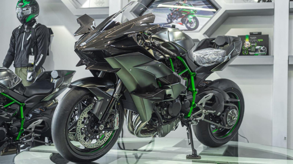  Hiểu được tầm quan trọng và có thể khiến một siêu mô tô như Kawasaki H2R sẽ vuột mất cơ hội có mặt tại Việt Nam, vì thế, một đại lý trong nước đã quyết tâm nhập siêu phẩm này về và hiện bom tấn này đang được trưng bày ở Hà Nội. 