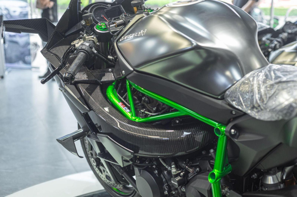  Tấm chắn trước của Ninja H2R tích hợp cánh gió làm bằng sợi carbon, giống như phần còn lại của thân xe dành riêng cho H2R. Chúng có thể là các thiết bị khí động học được thiết kế để tạo ra một vùng áp suất thấp để giúp di chuyển không khí làm mát qua khoang động cơ, để tạo ra lực xuống ở tốc độ cao, hoặc để cung cấp sự ổn định trên đường thẳng trong thời gian ngắn. Kawasaki Ninja H2R có khung lưới thép dạng ống, thành mỏng và cánh tay đòn một bên, với chiều dài cơ sở của xe thể thao truyền thống là 1.450 mm. 