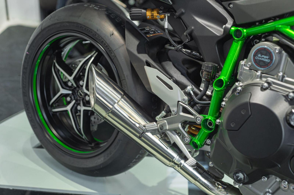 Để nói vì sao Kawasaki Ninja H2R có giá siêu đắt đỏ phải kể đến khối động cơ 4 xy-lanh, dung tích 998cc, siêu nạp của xe sẽ sản sinh công suất 310 mã lực tại tua máy 14.000 vòng/phút và mô-men xoắn cực đại 155 Nm tại tua máy 12.500 vòng/phút. 