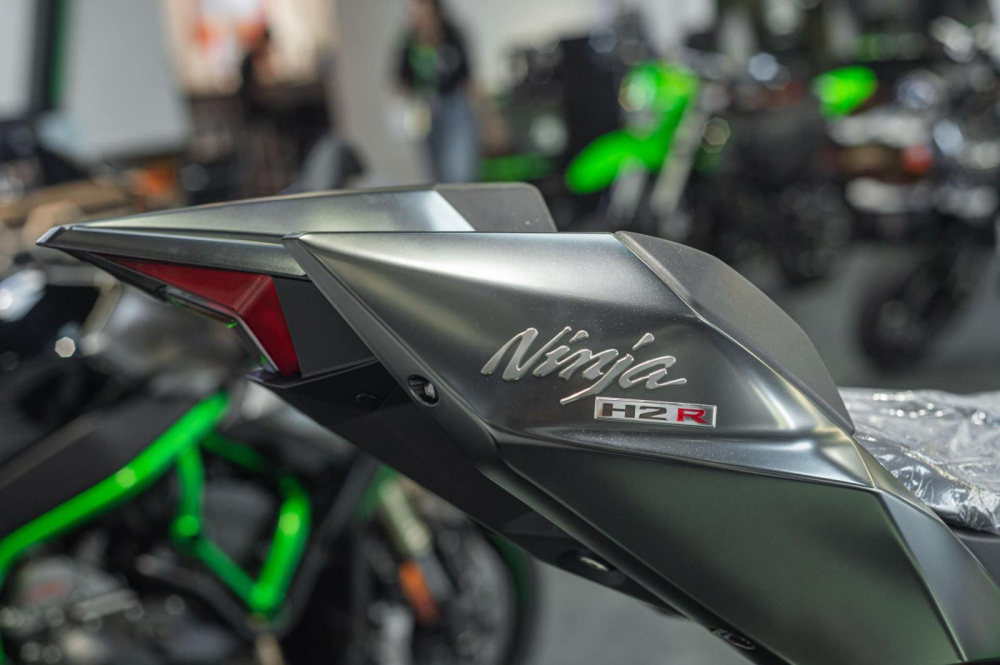  Những chiếc siêu xe mô tô mang trong dòng máu supercharged supersport như Kawasaki H2 luôn khiến các tín đồ biker phải thao thức nhiều đêm trước khi buổi ra mắt chính thức được diễn ra. Cách đây 2 năm, khi có thông tin hãng Kawasaki dừng sản xuất H2R, một bom tấn chuyên thống trị các giải trên đường đua đã làm cho không ít người buồn. Cụ thể, hãng xe mô tô đến từ Nhật Bản cho biết đã ngừng sản xuất mẫu Kawasaki Ninja H2R kể từ tháng 10/2020, và nhận đợt đặt hàng cuối cùng từ 20/9 cho tới 21/10/2020.