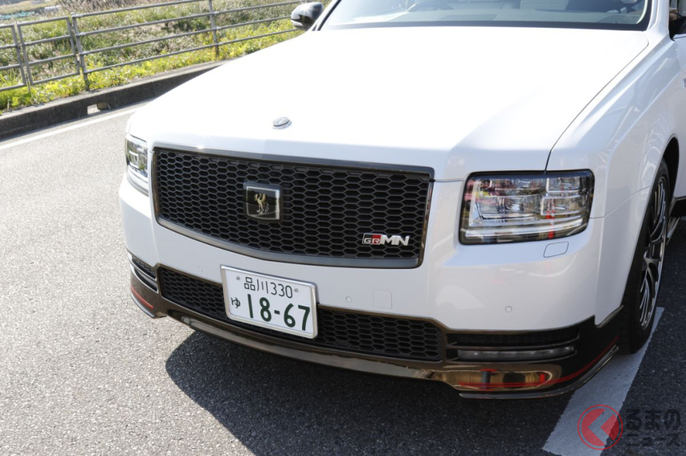 Trên Toyota Century GRMN có những điểm nhấn màu đỏ