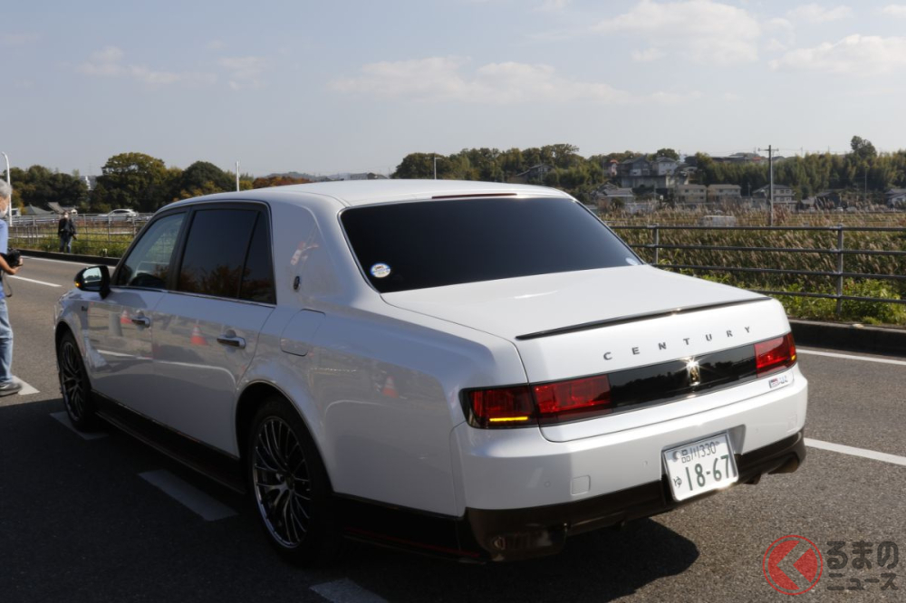 Cặp đôi Toyota Century GRMN này là hàng thửa của ông Toyoda
