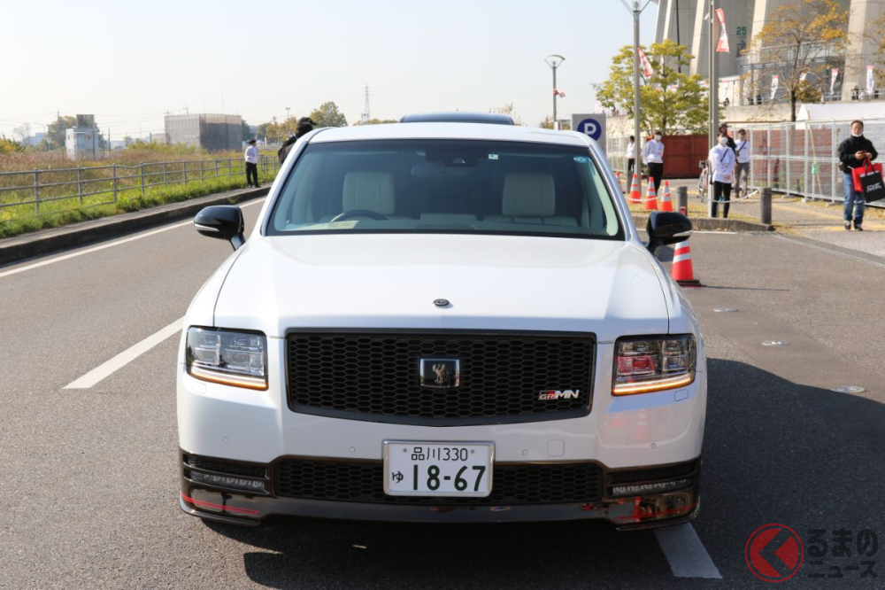 Chiếc Toyota Century GRMN này đeo biển số đặc biệt