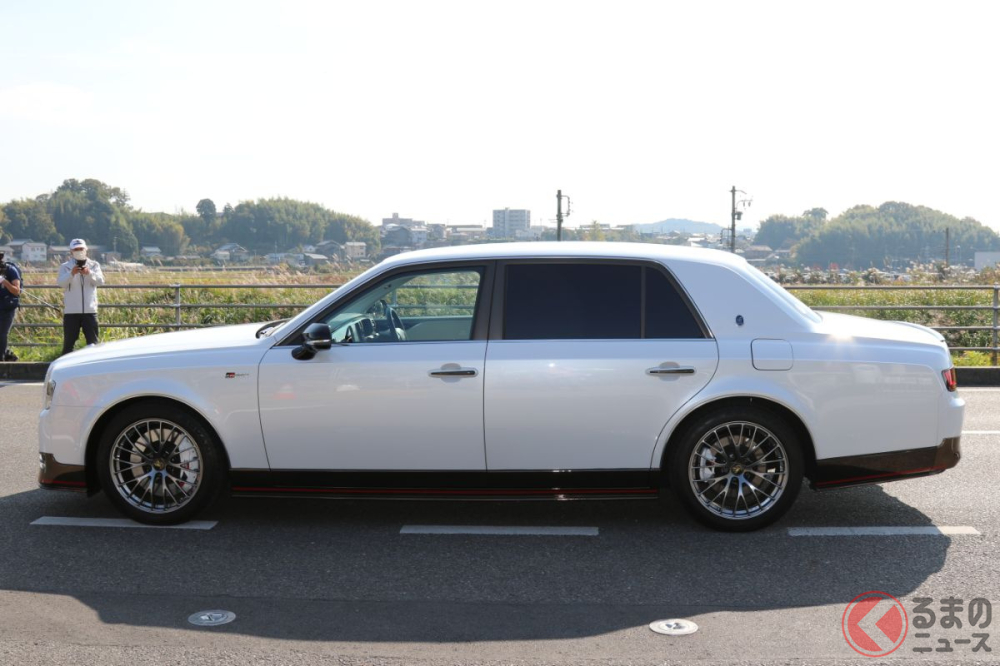 Toyota Century GRMN sở hữu kích thước lớn