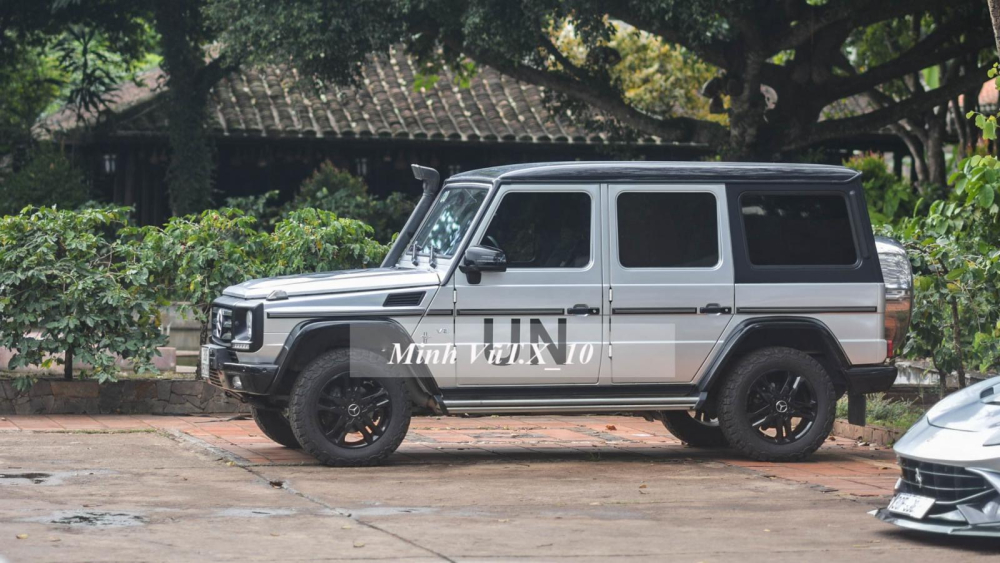 Nhìn vào ngoại hình xe, dễ thấy chiếc xe Mercedes-Benz G500 W463 này được cho khoác màu bạc rất hiếu chiến, 1 trong các bộ áo ruột trên siêu xe, xe thể thao hay SUV của nhà sưu tập xe lớn nhất nước.