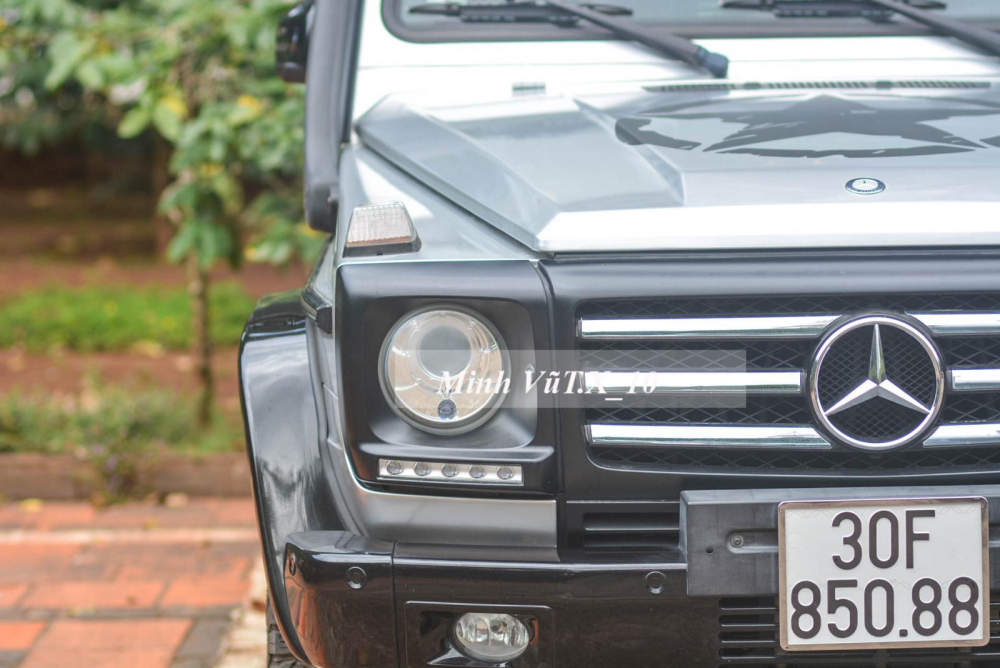  Mercedes-Benz G500 AMG này thuộc thế hệ W463 đầu tiên, được sản xuất từ năm 1990 đến 2018, dễ thấy gần 28 năm. Xe có đèn pha tròn dạng LED, phía dưới là đèn LED chiếu sáng ban ngày, 2 bên cảnh trước còn có 1 đèn sương mù. Lưới tản nhiệt của xe 3 thanh ngang mạ crom cùng logo ngôi sao 3 cánh đặt giữa.