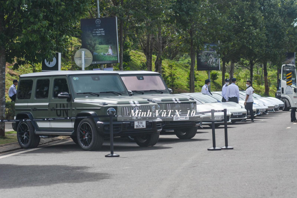 Trong 2 ngày 11 và 12/1/2022, 2 chiếc xe Mercedes-AMG G63 thế hệ mới cũng đã xuất hiện cùng dàn siêu xe Ferrari 9 chiếc trong bộ đồng phục màu xanh quân đội, ngoài ra, còn có 2 xe Mercedes-Benz G-Class khác góp mặt, 1 xe vẫn thuộc bản G63 đình đám và chiếc còn lại là Mercedes-Benz G500, cái tên vẫn còn khá lạ với đại đa số người yêu xe nhưng là thành viên không thể thiếu trong bộ sưu tập xe Mercedes-Benz G-Class của ông chủ Trung Nguyên Trong 2 ngày 11 và 12/1/2022, 2 chiếc xe Mercedes-AMG G63 thế hệ mới cũng đã xuất hiện cùng dàn siêu xe Ferrari 9 chiếc trong bộ đồng phục màu xanh quân đội, ngoài ra, còn có 2 xe Mercedes-Benz G-Class khác góp mặt, 1 xe vẫn thuộc bản G63 đình đám và chiếc còn lại là Mercedes-Benz G500, cái tên vẫn còn khá lạ với đại đa số người yêu xe nhưng là thành viên không thể thiếu trong bộ sưu tập xe Mercedes-Benz G-Class của ông chủ Trung Nguyên