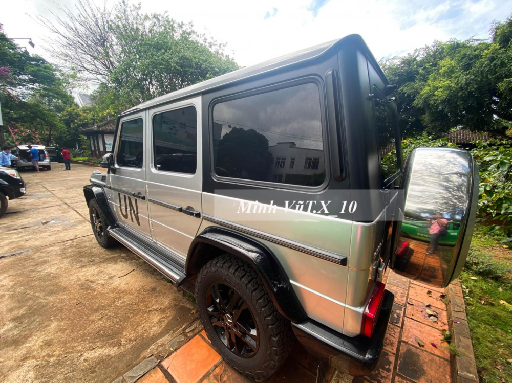  Đi vòng ra bên hông đuôi xe sẽ thấy, chủ nhân của chiếc xe Mercedes-Benz G500 W463 này đã cho dán lại cửa sổ thứ 3 và nửa thân sau đuôi xe màu đen nhám, tạo điểm nhấn cho ngoại hình