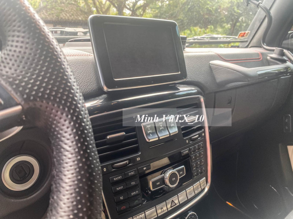 Giải trí trên xe Mercedes-Benz G500 Edition 35 sẽ thông qua bảng điều khiển trung tâm TFT có kích thước 7-inch, ngay phía dưới là quạt gió và các nút gài cầu. Giải trí trên xe Mercedes-Benz G500 Edition 35 sẽ thông qua bảng điều khiển trung tâm TFT có kích thước 7-inch, ngay phía dưới là quạt gió và các nút gài cầu.