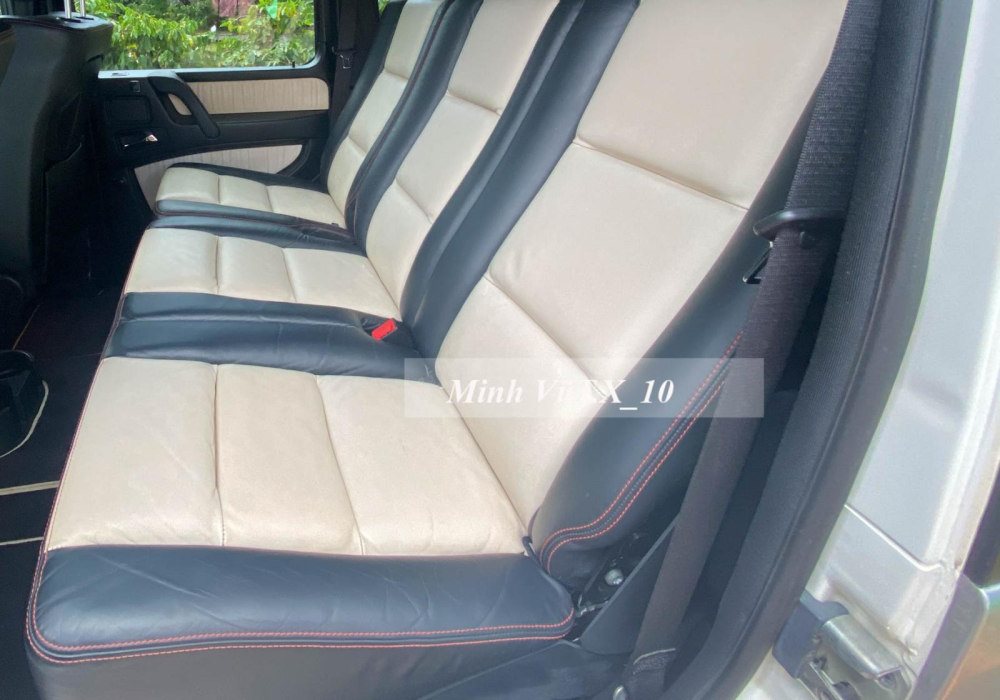 Mở cửa bước vào trong khoang lái, chiếc SUV hạng sang Mercedes-Benz G500 AMG này đã khiến người xem phải bất ngờ không chỉ vì độ mới, ghế ngồi bọc da 2 màu là đen và kem cùng chỉ khâu màu đỏ tạo điểm nhấn mà đây chính là Mercedes-Benz G500 Edition 35 từng làm mưa làm gió trên các mặt báo cách đây 7 năm khi về nước. Mở cửa bước vào trong khoang lái, chiếc SUV hạng sang Mercedes-Benz G500 AMG này đã khiến người xem phải bất ngờ không chỉ vì độ mới, ghế ngồi bọc da 2 màu là đen và kem cùng chỉ khâu màu đỏ tạo điểm nhấn mà đây chính là Mercedes-Benz G500 Edition 35 từng làm mưa làm gió trên các mặt báo cách đây 7 năm khi về nước.