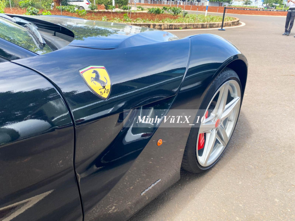Siêu xe Ferrari F12 Berlinetta được chế tạo khung gầm bằng nhôm như Scaglietti. Khung xe được làm từ 12 hợp kim nhôm khác nhau và cải thiện độ cứng của cấu trúc lên 20% so với 599, đồng thời giảm trọng lượng 70 kg. Trọng tâm của xe cũng đã được hạ thấp khoảng 25 mm, tỷ lệ phân bổ trọng lượng của F12 là 48% phía trước, 52% phía sau, dù nhìn thấy phần đầu xe được kéo dài hơn. Siêu xe Ferrari F12 Berlinetta được chế tạo khung gầm bằng nhôm như Scaglietti. Khung xe được làm từ 12 hợp kim nhôm khác nhau và cải thiện độ cứng của cấu trúc lên 20% so với 599, đồng thời giảm trọng lượng 70 kg. Trọng tâm của xe cũng đã được hạ thấp khoảng 25 mm, tỷ lệ phân bổ trọng lượng của F12 là 48% phía trước, 52% phía sau, dù nhìn thấy phần đầu xe được kéo dài hơn.