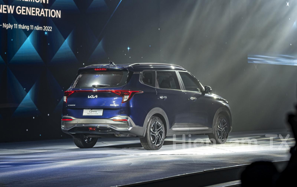 Phần đu&ocirc;i xe cũng được thiết kế mới với đ&egrave;n LED hậu tạo h&igrave;nh sắc sảo.