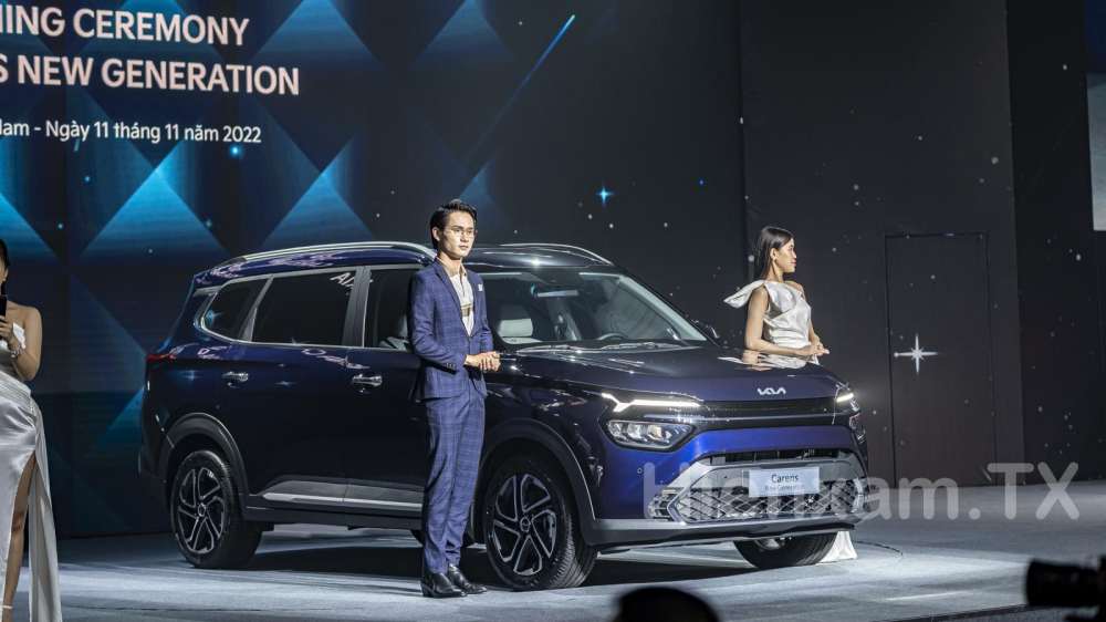 Nếu so s&aacute;nh với Hyundai Stargazer th&igrave; KIA Carens 2023 c&oacute; vẻ ngo&agrave;i thuận mắt nhưng kh&ocirc;ng k&eacute;m phần hiện đại. Những đường n&eacute;t b&ecirc;n ngo&agrave;i của KIA Carens 2023 dễ khiến li&ecirc;n tưởng đến một chiếc SUV cỡ nhỏ hoặc Crossover nhiều hơn l&agrave; một chiếc MPV.