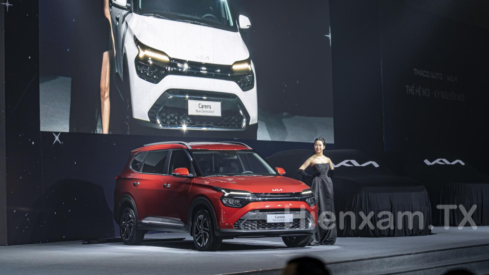 KIA Carens 2023 c&oacute; 3 tuỳ chọn động cơ bao gồm m&aacute;y xăng 1.5L, m&aacute;y dầu 1.5L v&agrave; m&aacute;y xăng tăng &aacute;p 1.4L. Đi k&egrave;m với đ&oacute; l&agrave; hộp số MT 5 cấp, hộp số AT 6 cấp v&agrave; hộp số ly hợp k&eacute;p 7 cấp. 