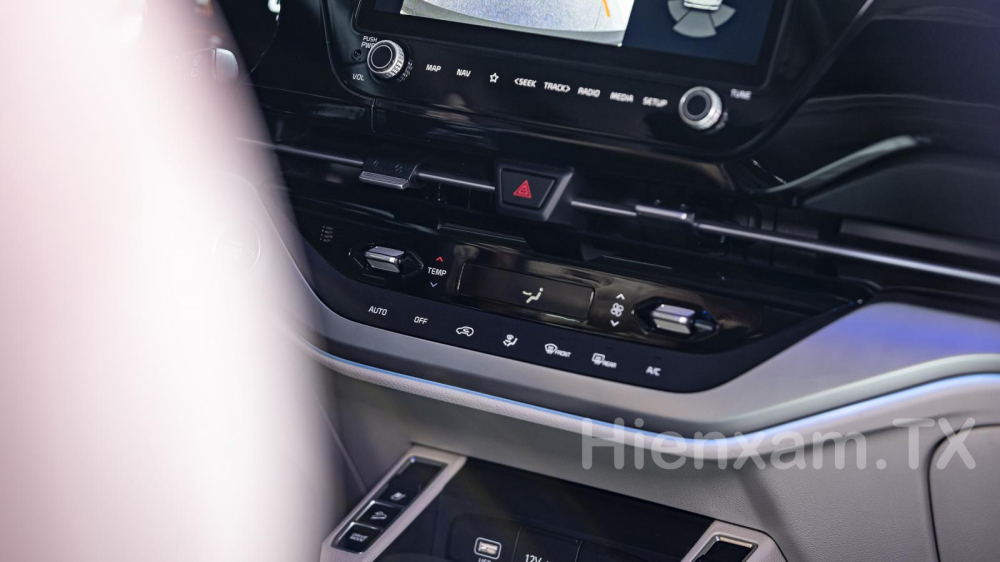 KIA Carens 2023 được trang bị điều ho&agrave; tự động 1 v&ugrave;ng c&ugrave;ng với cửa gi&oacute; &acirc;m trần ở c&aacute;c h&agrave;ng ghế.