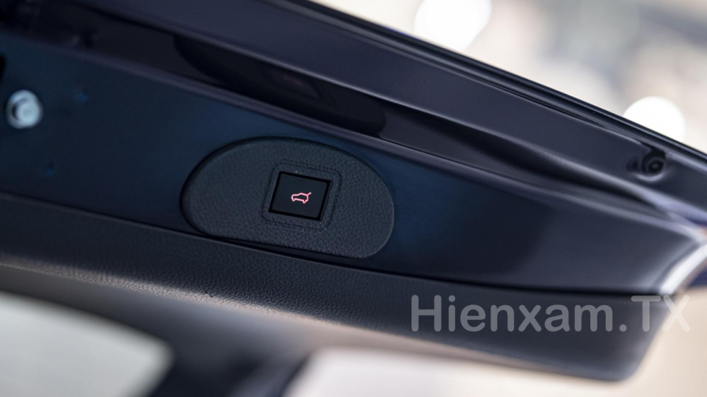 Điểm th&uacute; vị l&agrave; KIA Carens 2023 bản Signature 6 chỗ ngồi được trang bị cốp đ&oacute;ng mở tự động.