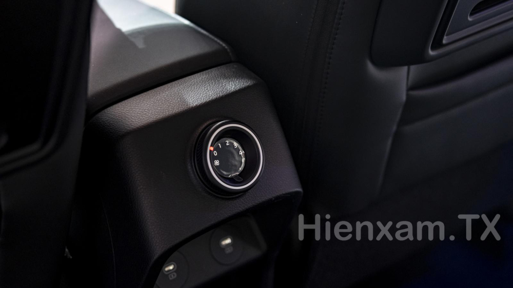 H&agrave;ng ghế thứ 2 c&oacute; thể điều chỉnh mức độ gi&oacute; th&ocirc;ng qua n&uacute;m xoay kh&aacute; gọn g&agrave;ng.