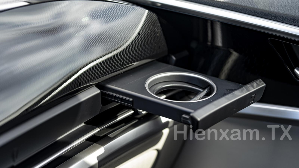 Tương tự như Hyundai Stargazer, KIA Carens 2023 cũng c&oacute; rất nhiều hộc để đồ xung quanh xe.