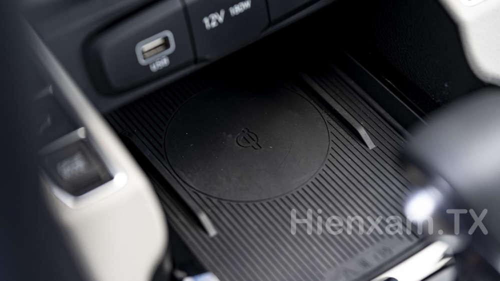 Sạc kh&ocirc;ng d&acirc;y chuẩn Qi cũng đ&atilde; c&oacute; mặt tr&ecirc;n KIA Carens 2023.