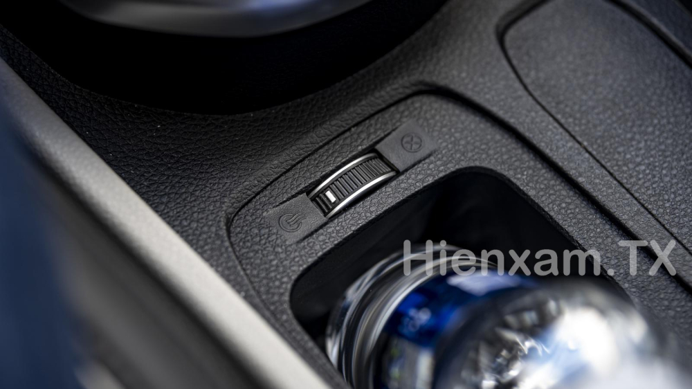 KIA Carens 2023 cũng c&oacute; cổng gi&oacute; l&agrave;m m&aacute;t khay đựng nước, gi&uacute;p người l&aacute;i xe lu&ocirc;n c&oacute; nước m&aacute;t để d&ugrave;ng tr&ecirc;n mỗi h&agrave;nh tr&igrave;nh.