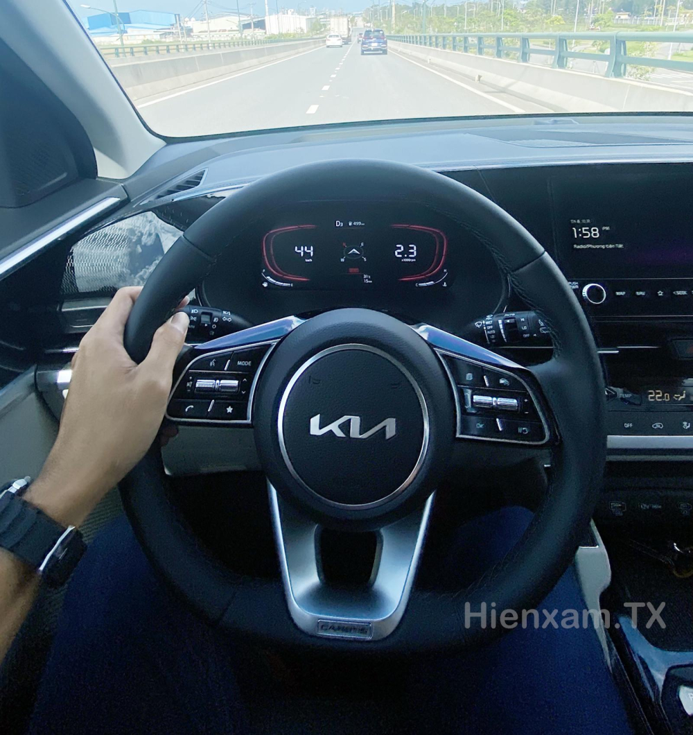 V&ocirc;-lăng tr&ecirc;n KIA Carens 2023 l&agrave; loại v&aacute;t đ&aacute;y D-Cut mang kiểu d&aacute;ng thể thao.