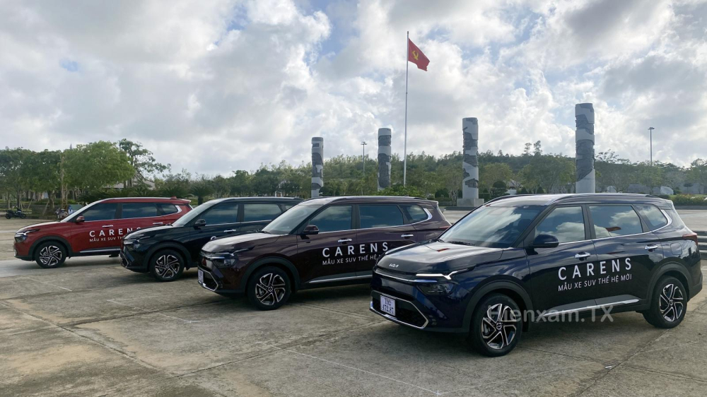 Điểm cộng lớn của KIA Carens 2023 c&ograve;n phải kể đến việc được trang bị bộ lốp Continental cao cấp. Điều n&agrave;y hứa hẹn sẽ đem đến cảm gi&aacute;c l&aacute;i &ecirc;m &aacute;i v&agrave; &iacute;t ồn hơn những d&ograve;ng lốp kh&aacute;c.