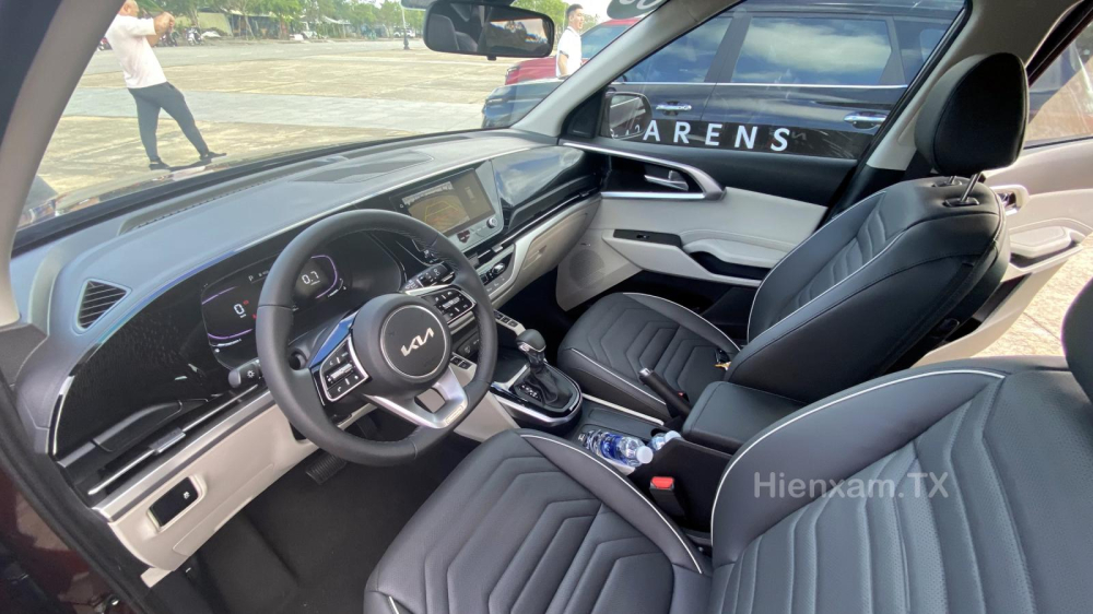 Thiết kế nội thất của KIA Carens 2023 cũng được nhiều người đ&aacute;nh gi&aacute; l&agrave; đẹp hơn hẳn c&aacute;c đối thủ như Hyundai Stargazer, Mitsubishi Xpander v&agrave; Toyota Veloz Cross.