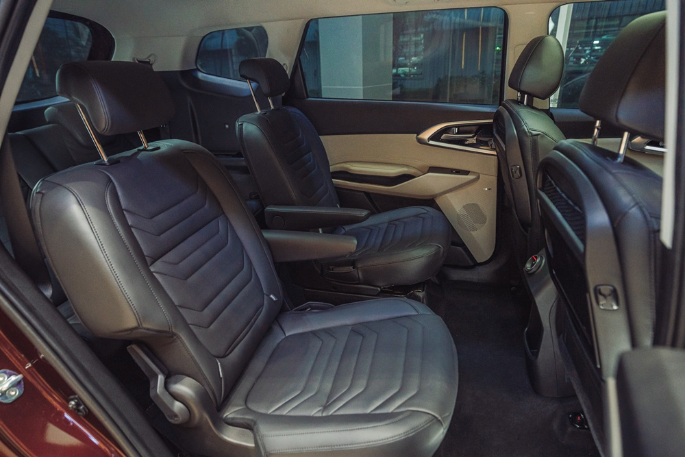 H&agrave;ng ghế sau của Kia Carens 2023.