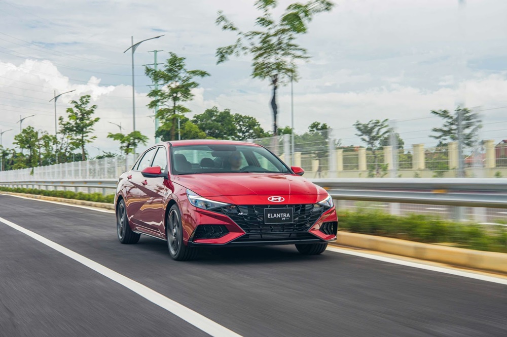 Dù chỉ được bán ra trong đợt cuối tháng nhưng Hyundai Elantra đã kịp phả hơi nóng vào gáy Toyota Corolla Altis và đẩy Honda Civic xuống đáy bảng xếp hạng.