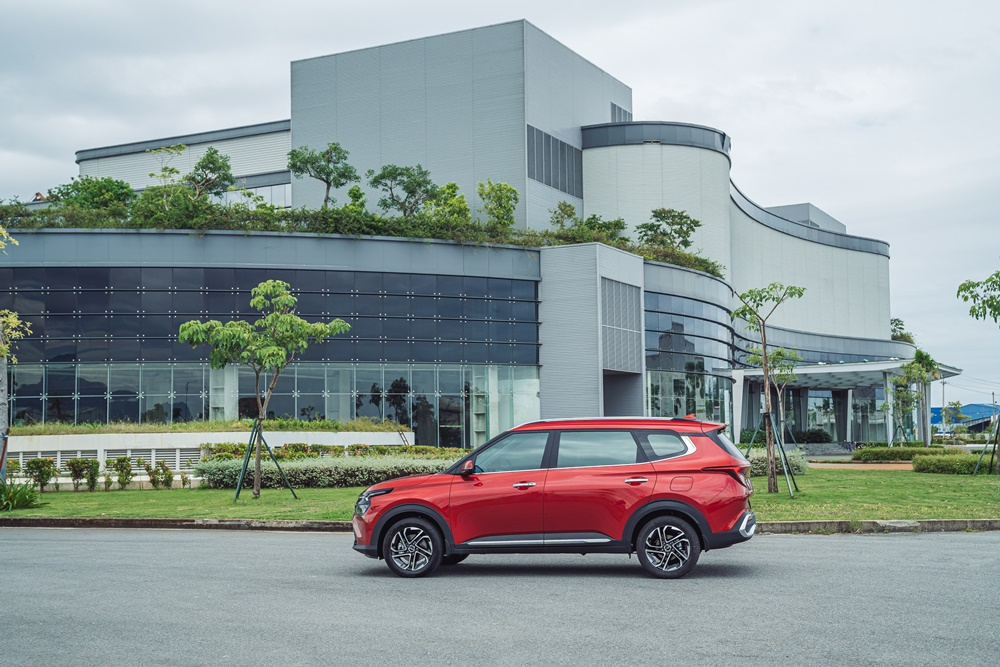 Kia Carens mang phong c&aacute;ch SUV đậm vẻ nam t&iacute;nh.