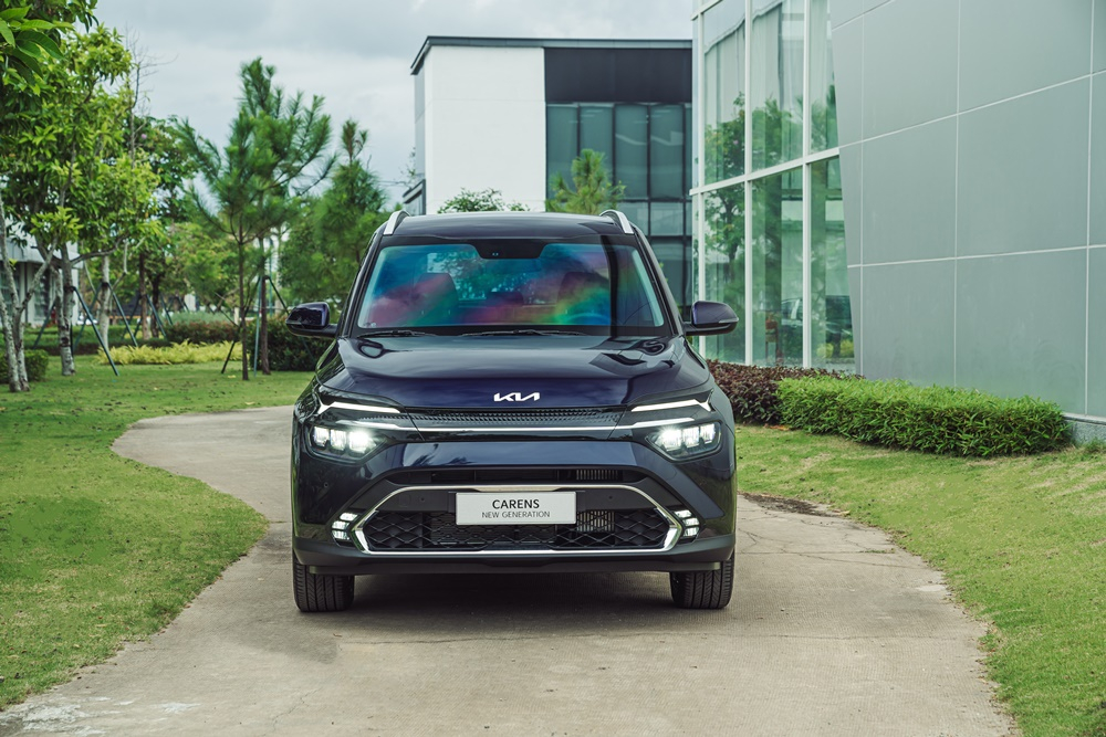 Đầu xe Kia Carens g&acirc;y ấn tượng với cụm đ&egrave;n pha dạng LED thiết kế sắc sảo.