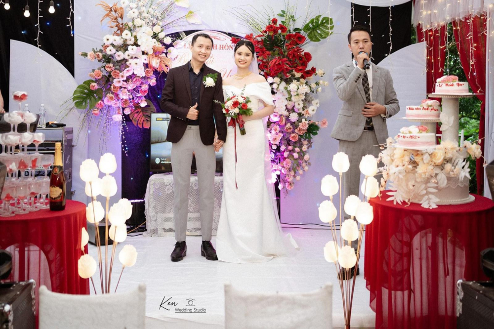 B&ecirc;n trong tiệc cưới của cặp đ&ocirc;i ở Hưng Y&ecirc;n