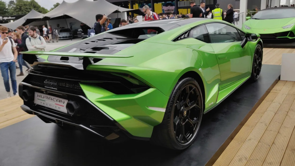 Lamborghini Huracan Tecnica nhìn từ phía sau Lamborghini Huracan Tecnica nhìn từ phía sau