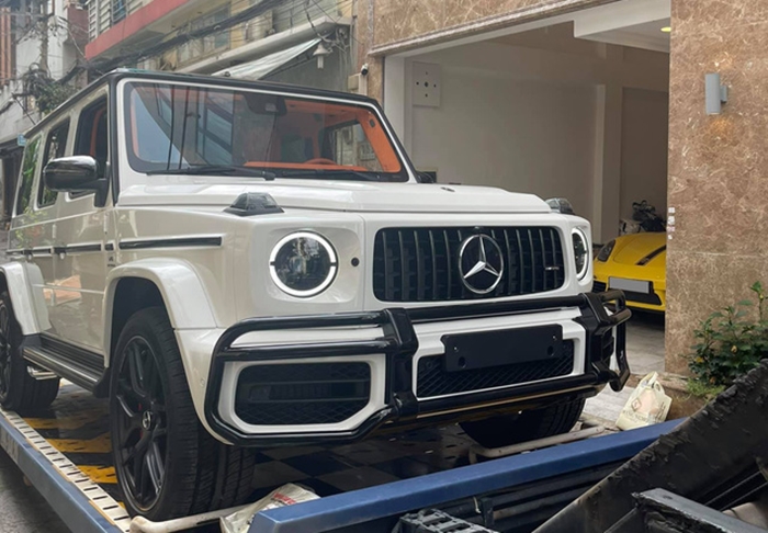 Mercedes-AMG G63 lúc mới về garage xe của Trang Nemo cũng là lúc chiếc xe Porsche 718 Cayman bên trong phải chia tay hot mom này Mercedes-AMG G63 lúc mới về garage xe của Trang Nemo cũng là lúc chiếc xe Porsche 718 Cayman bên trong phải chia tay hot mom này