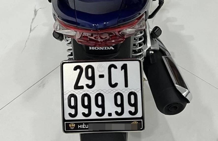 Sau 1 tuần g&acirc;y sốt mạng x&atilde; hội, chiếc xe Honda Wave Alpha biển 29-C1 999.99 đ&atilde; thuộc về anh Hiếu với gi&aacute; 900 triệu đồng.