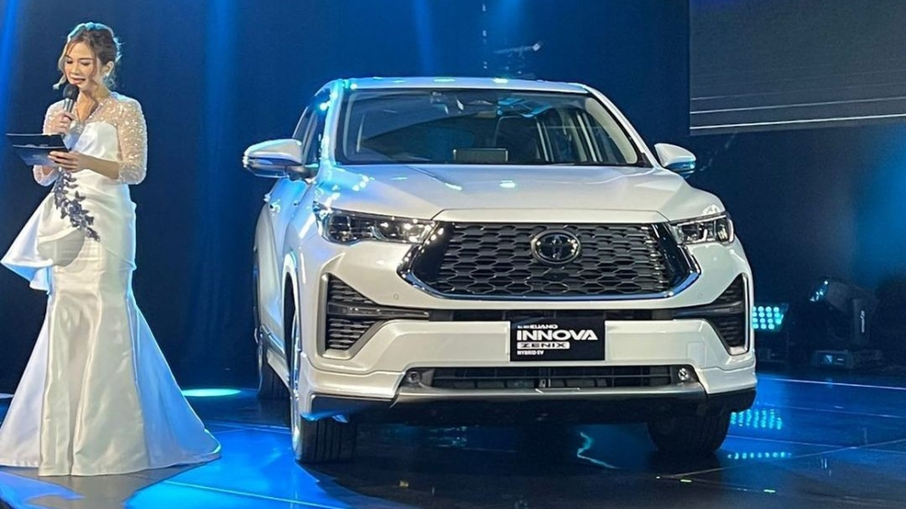 Cận cảnh đầu xe của Toyota Innova Q AT Hybrid 2023 Cận cảnh đầu xe của Toyota Innova Q AT Hybrid 2023