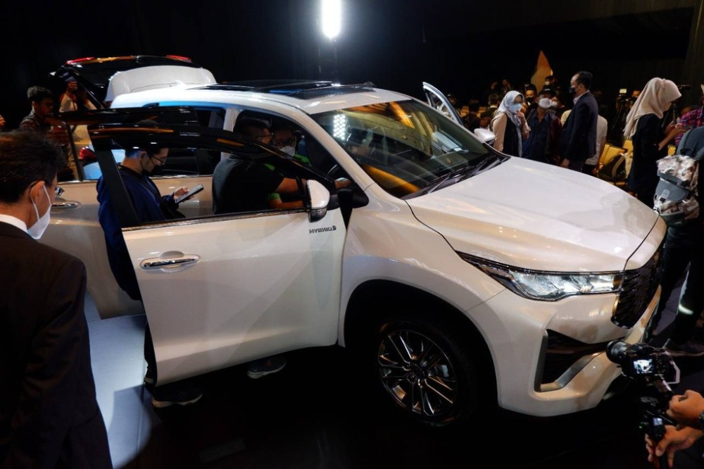 Toyota Innova Q AT Hybrid 2023 chỉ tiêu thụ 5 lít xăng/100 km Toyota Innova Q AT Hybrid 2023 chỉ tiêu thụ 5 lít xăng/100 km