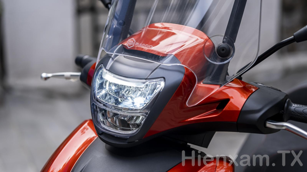 Hệ thống đèn chiếu sáng full-LED thiết kế 2 tầng khá quen thuộc ở những chiếc Piaggio Medley.