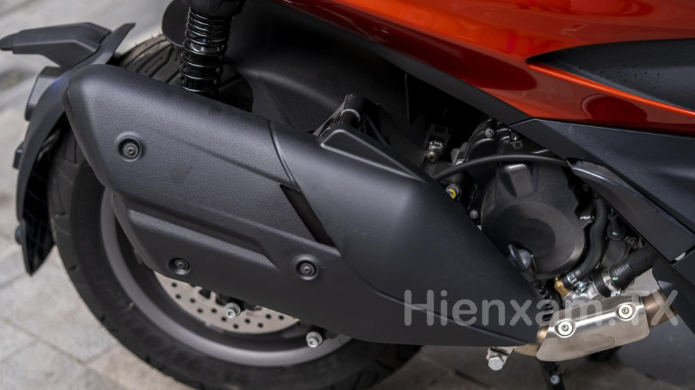 Ống cả của Piaggio Beverly 400 HPE có thiết kế kép và khá to lớn.